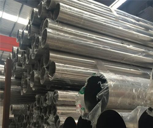 904L不銹鋼管陰極與陽(yáng)極面積比，陰極面積控制在陽(yáng)極面積的1/2.在此情況下，可以防止價(jià)格的增長(zhǎng)，過(guò)多的價(jià)格在陽(yáng)極表面被氧化成價(jià)格